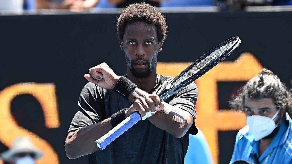 Australian Open 2022, Monfils dà spettacolo: lo smash alla Lebron James (VIDEO)