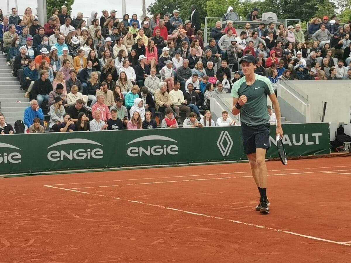 Roland Garros, Sinner supera Carballes (ma che fatica)