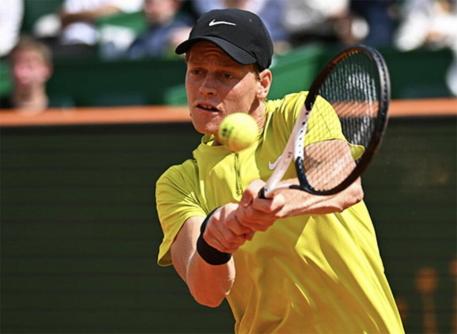 Jannik Sinner in azione al Masters 1000 di Montecarlo