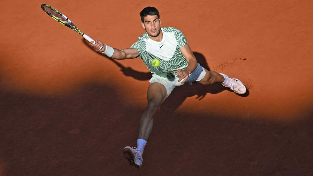Roland Garros, l’uragano Alcaraz si abbatte su Tsitsipas: ora la semifinale più attesa