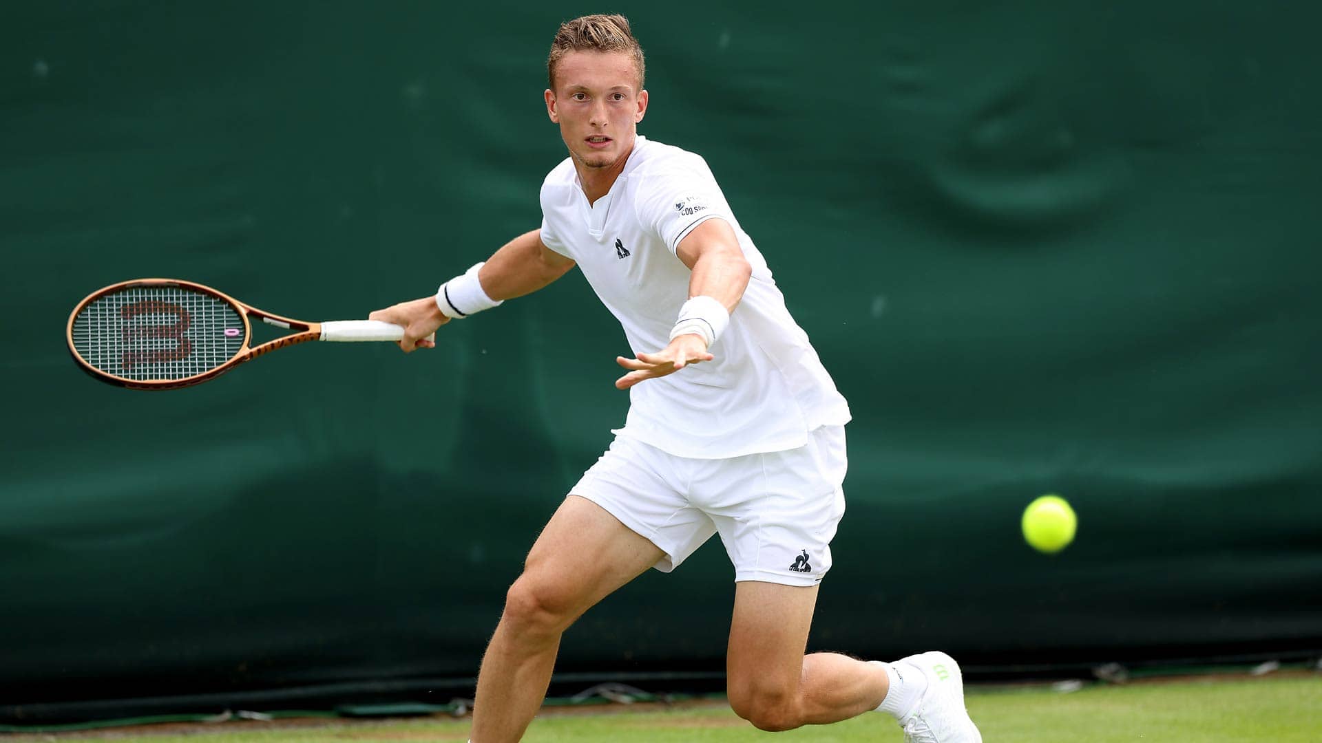 Wimbledon, ecco il momento dell’anno: Lehecka manda la pallina nel drink dello spettatore (VIDEO)