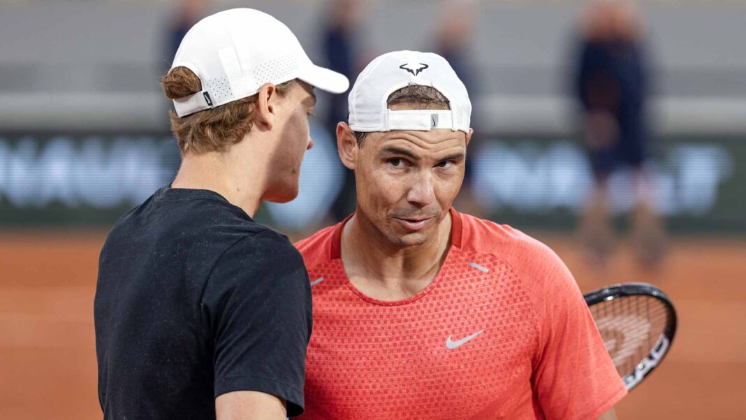 Roland Garros, il saluto tra Sinner e Nadal (FOTO)