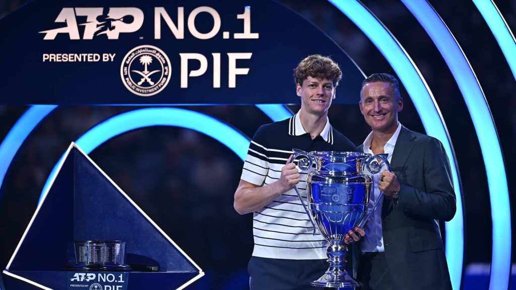 Atp Finals, Sinner riceve il trofeo del numero 1 del mondo (VIDEO)