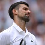 Primo piano di Djokovic infastidito a Wimbledon