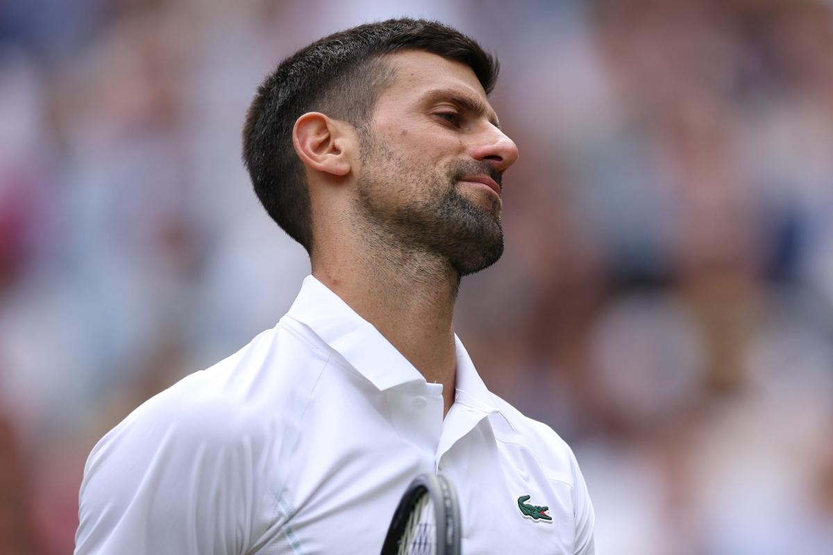 Primo piano di Djokovic infastidito a Wimbledon