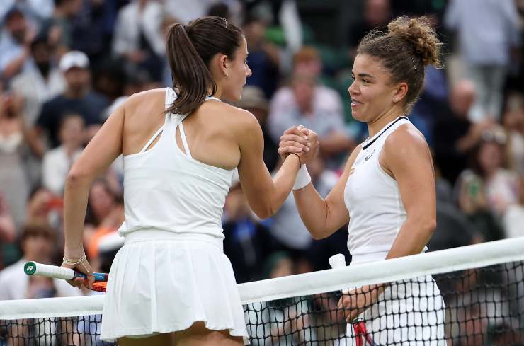 Paolini saluta Emma Navarro dopo la partita di Wimbledon