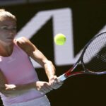 Camila Giorgi che esegue un rovescio