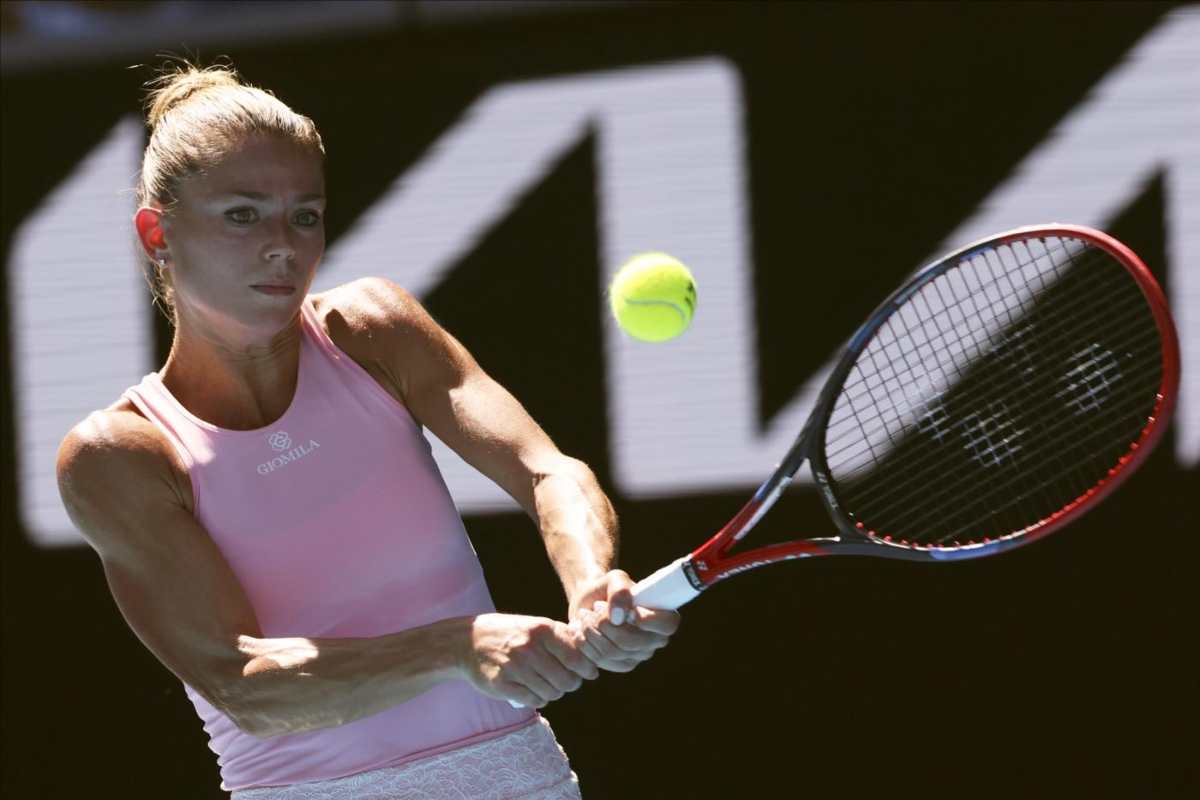 Camila Giorgi che esegue un rovescio