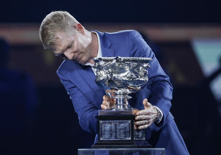 Jim Courier guarda il trofeo degli Australian Open