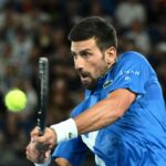 Djokovic colpisce di rovescio