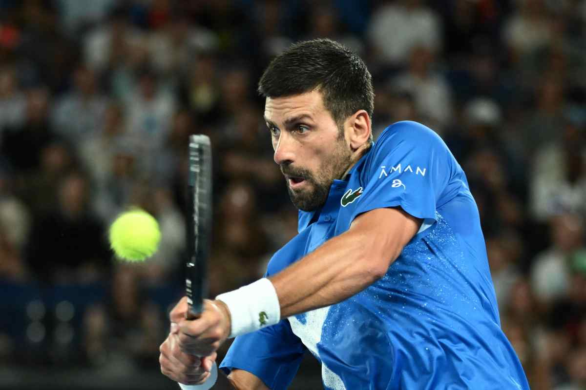 Djokovic colpisce di rovescio