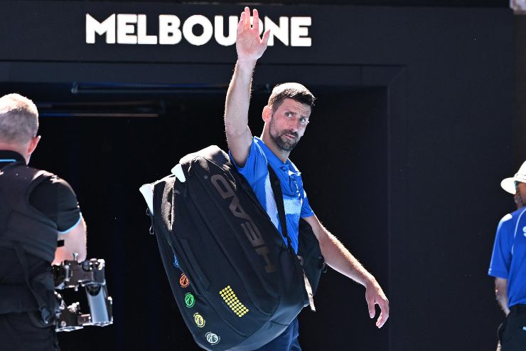 Novak Djokovic saluta i tifosi degli Australian Open