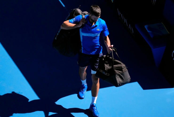 Novak Djokovic abbandona la Rod Laver Arena