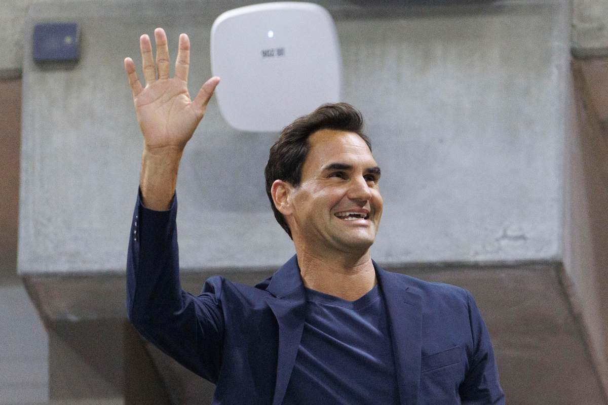 Federer saluta i tifosi con una mano