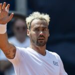 Fabio Fognini saluta i tifosi dopo una partita