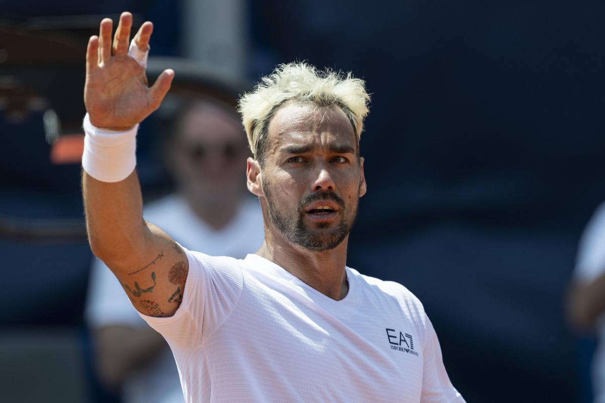 Fabio Fognini saluta i tifosi dopo una partita