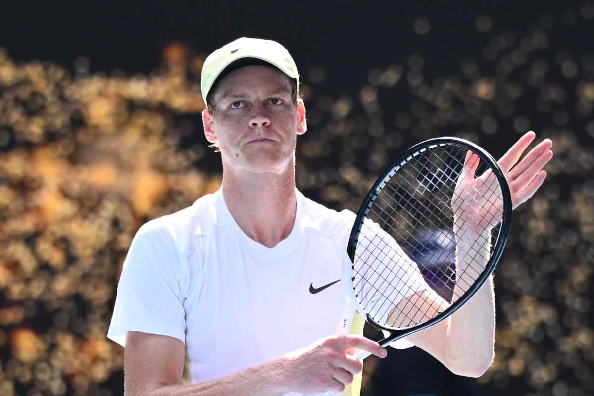 Jannik Sinner applaude a fine match