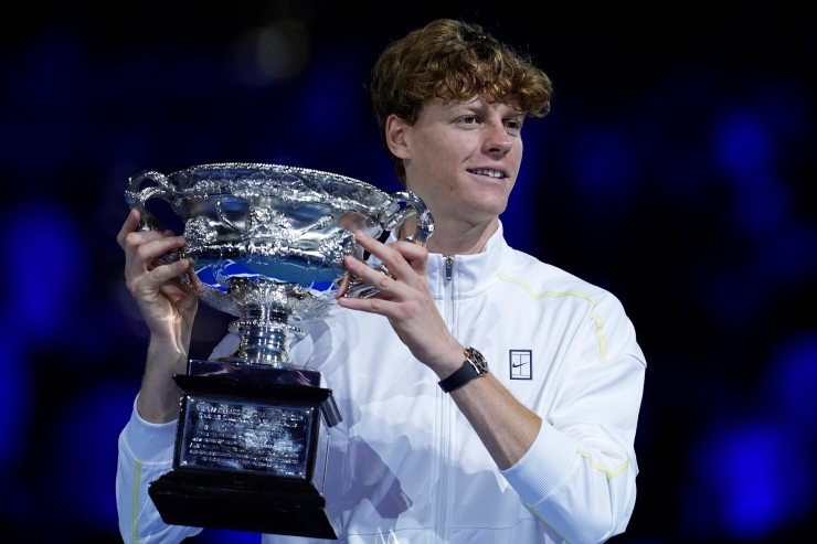 Jannik Sinner alza al cielo il trofeo degli Australian Open