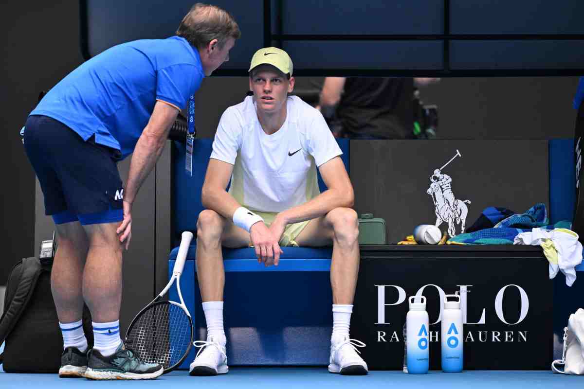 Jannik Sinner durante il malore accusato contro Rune 