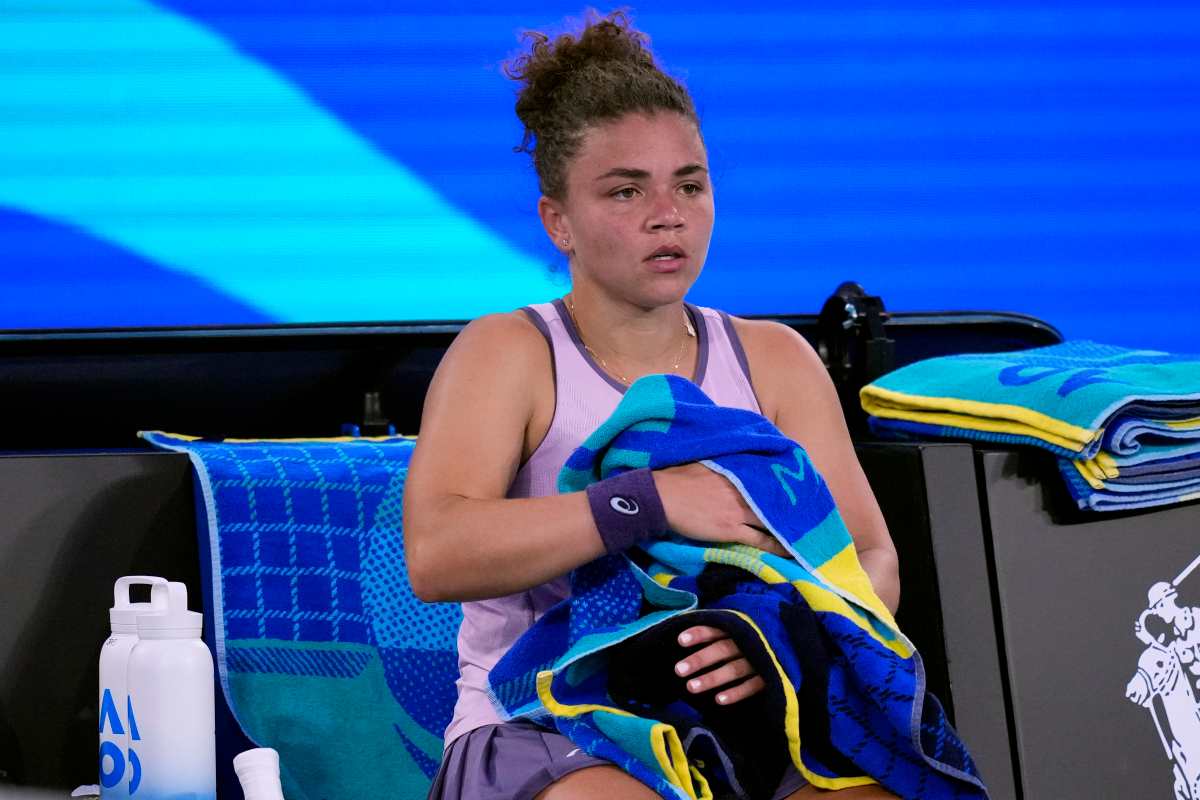 Jasmine Paolini seduta sulla sua panchina agli Australian Open