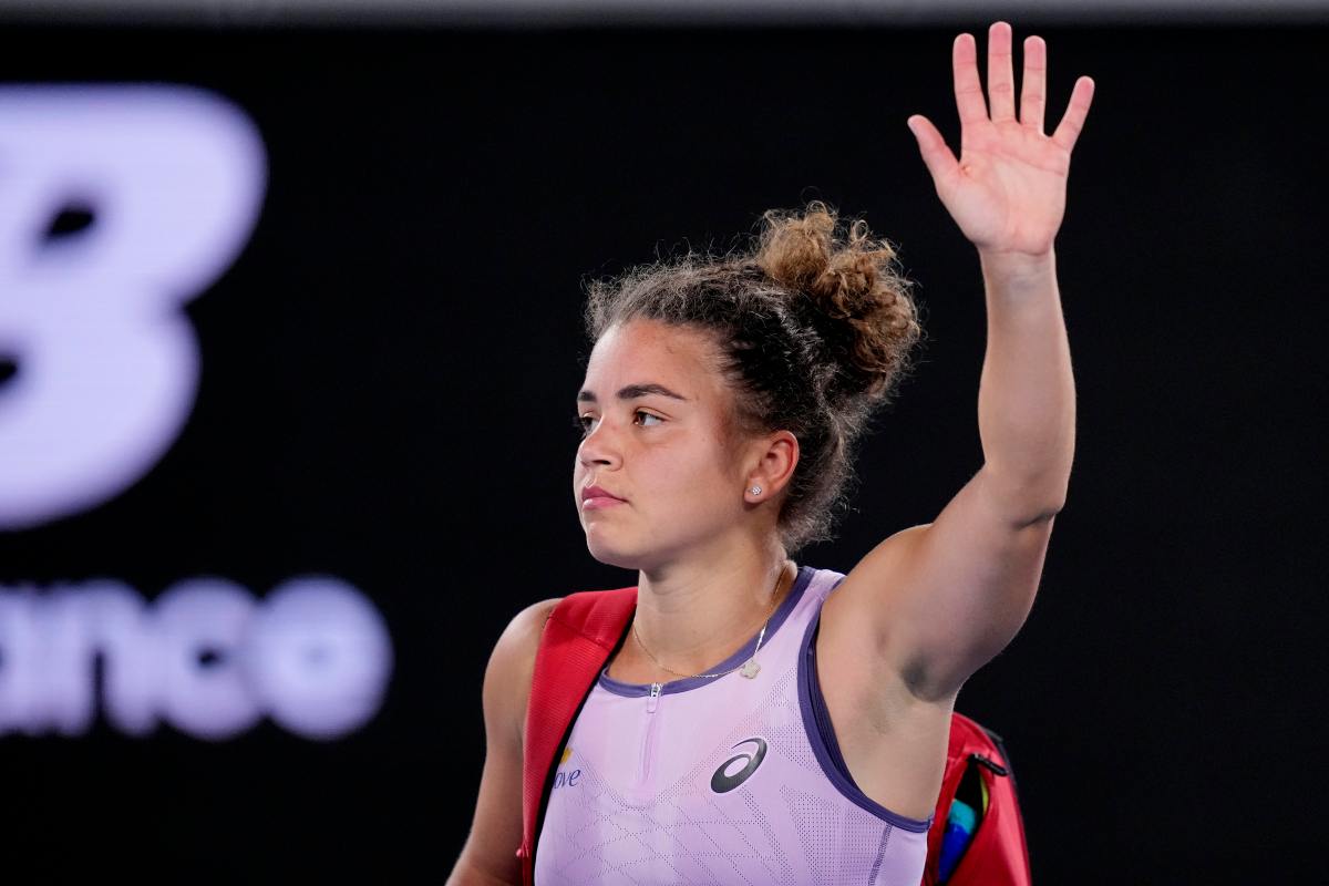 Jasmine Paolini lascia il campo dopo la sconfitta agli Australian Open