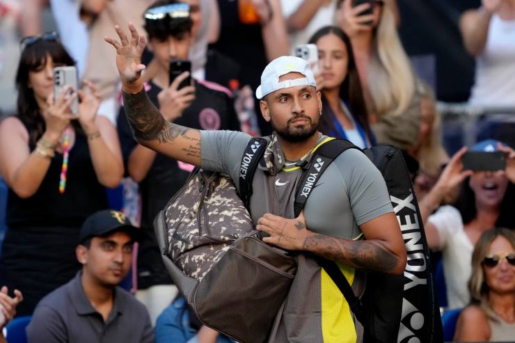 Nick Kyrgios saluta il pubblico a Melbourne