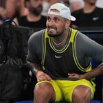 Nick Kyrgios sofferente al cambio campo