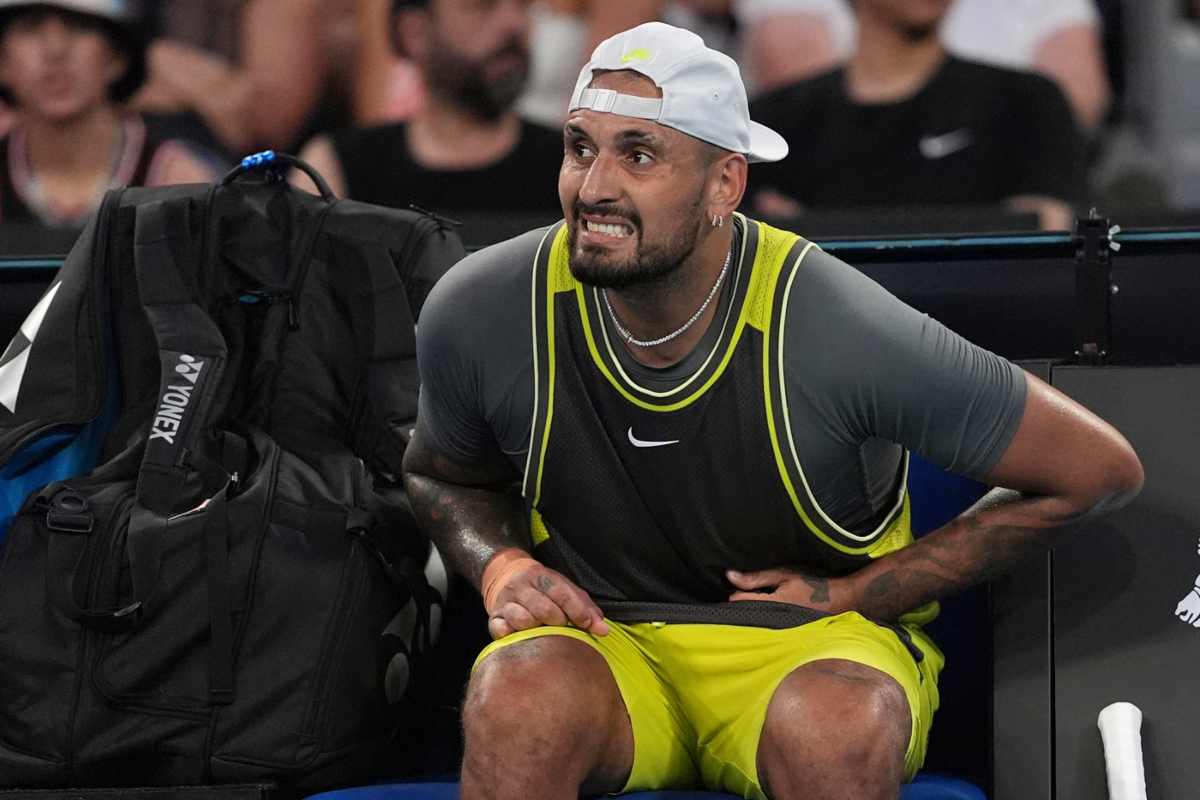 Nick Kyrgios sofferente al cambio campo