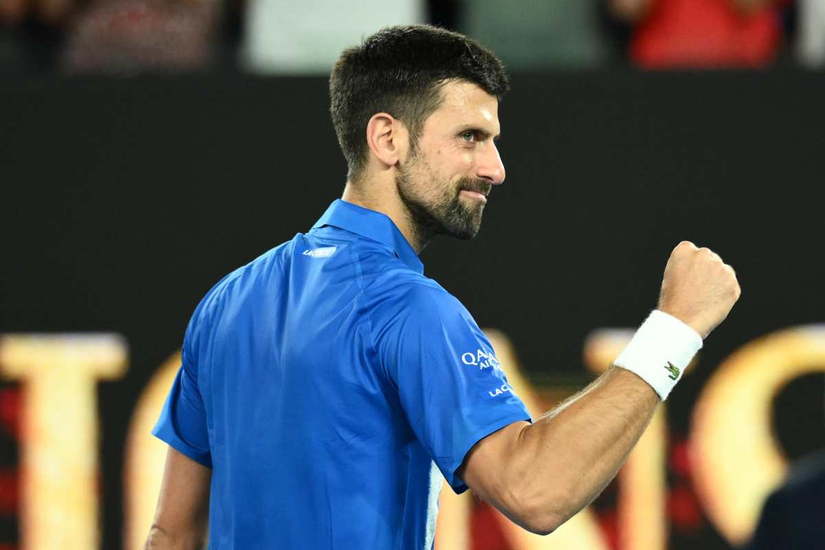 Djokovic colpisce di rovescio