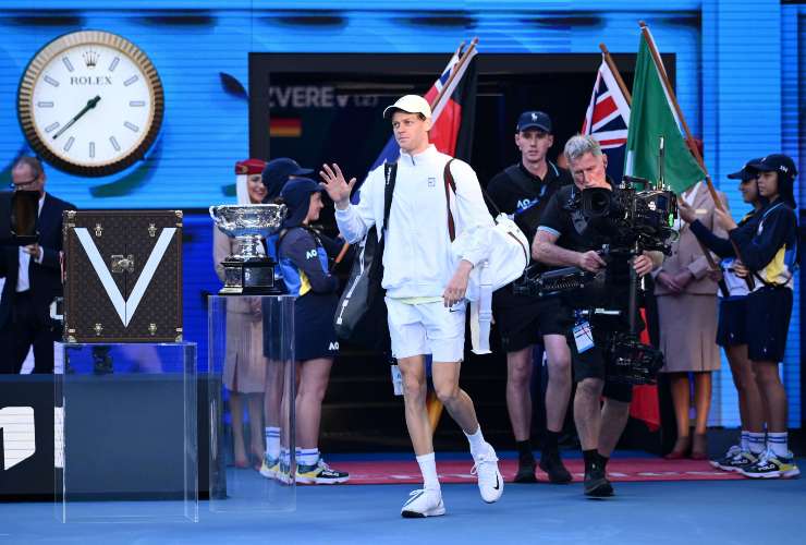 Jannik Sinner entra in campo nel centrale di Melbourne