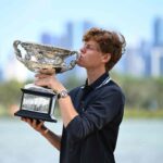 Jannik Sinner con il trofeo a _Melbourne Park