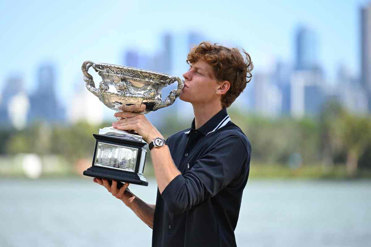 Jannik Sinner con il trofeo a _Melbourne Park