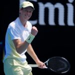 Jannik Sinner sorride nel primo turno degli Australian Open