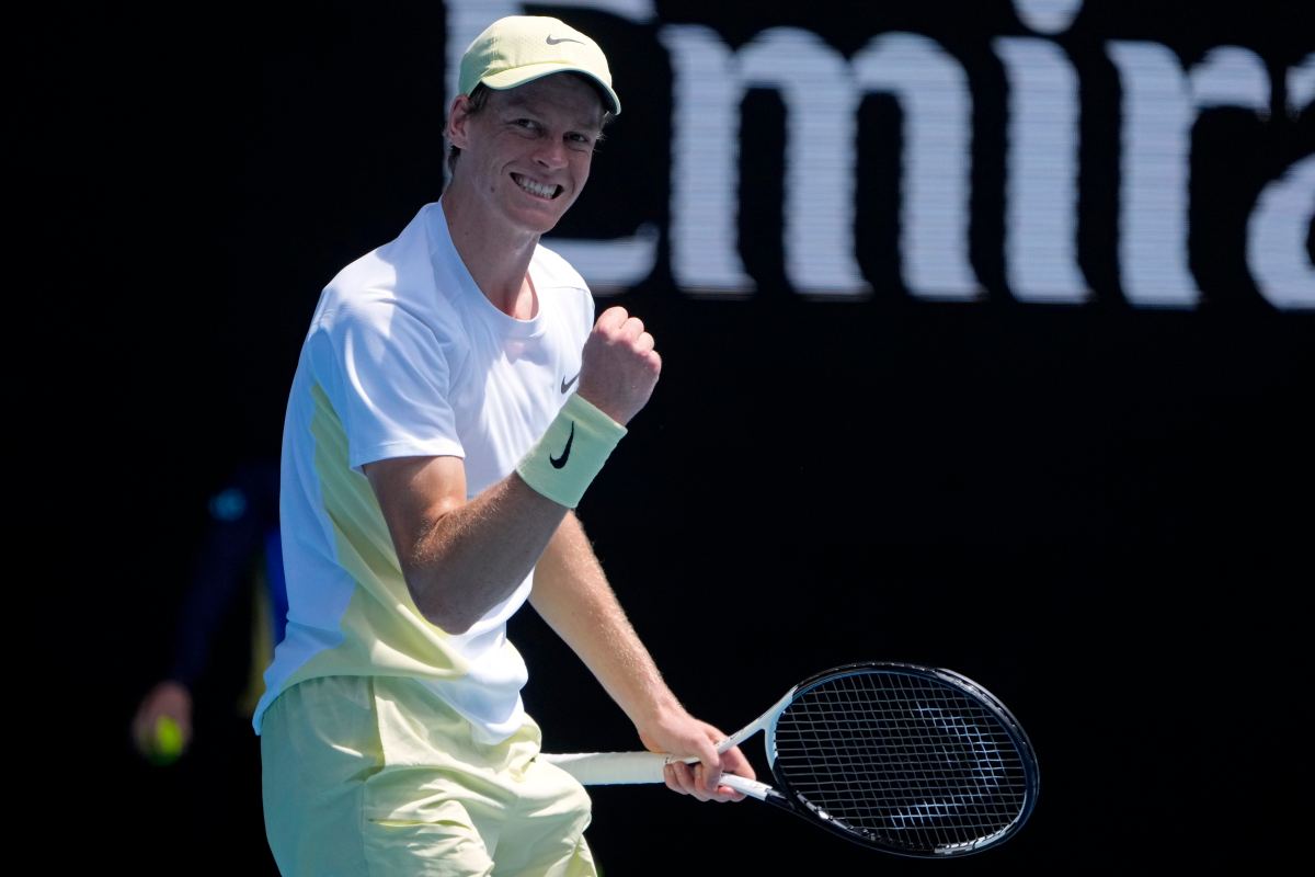 Jannik Sinner sorride nel primo turno degli Australian Open