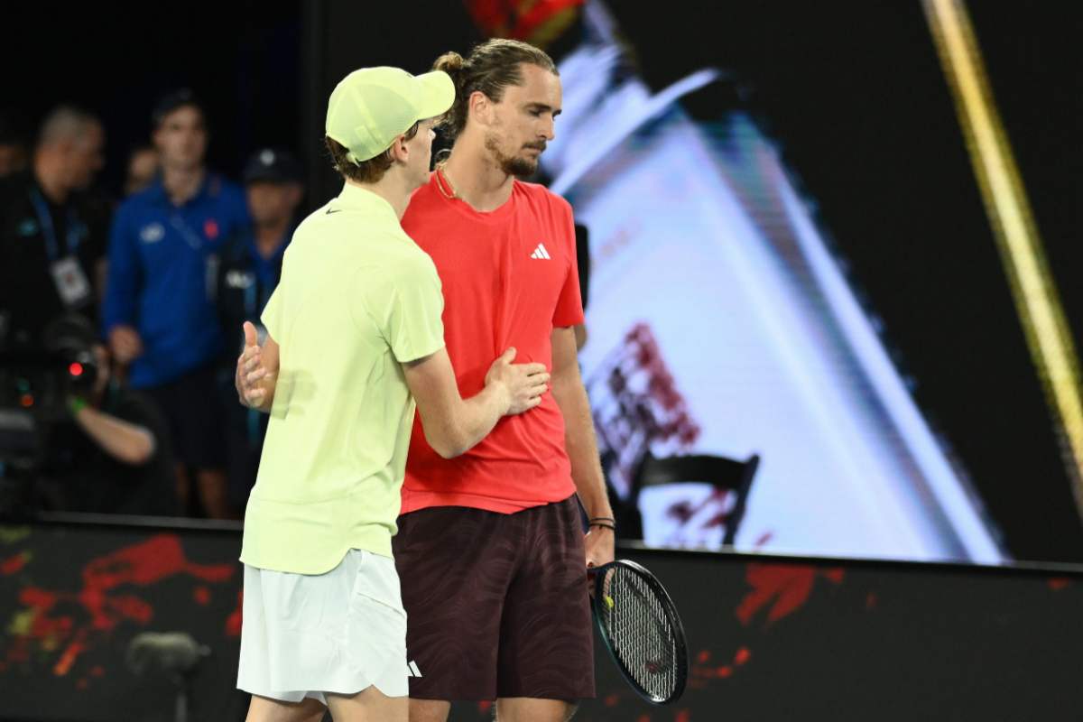 Sinner e Zverev in campo a Melbourne si abbracciano