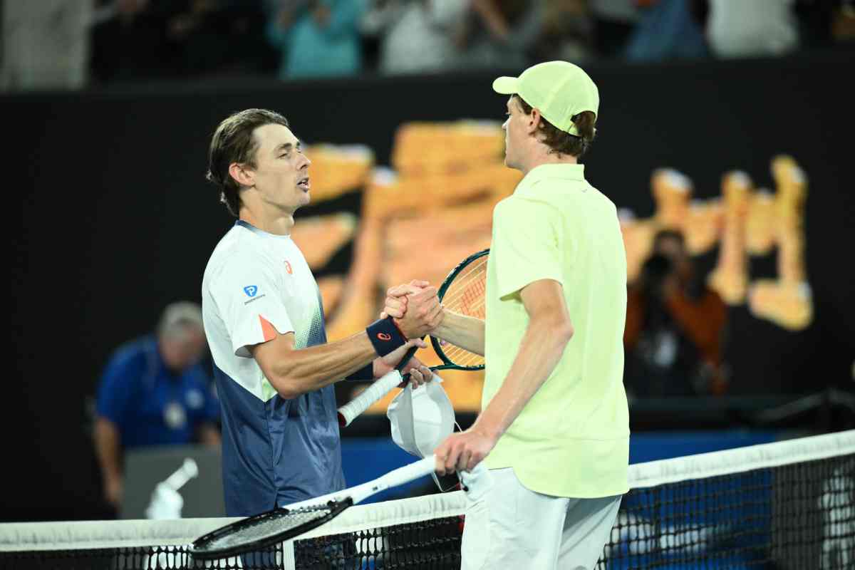 Jannik Sinner e Alex De Minaur si salutano a fine match 