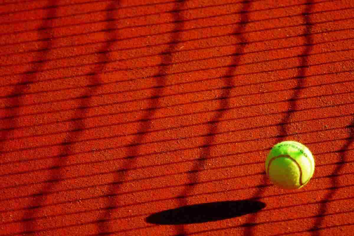 Pallina da tennis in campo