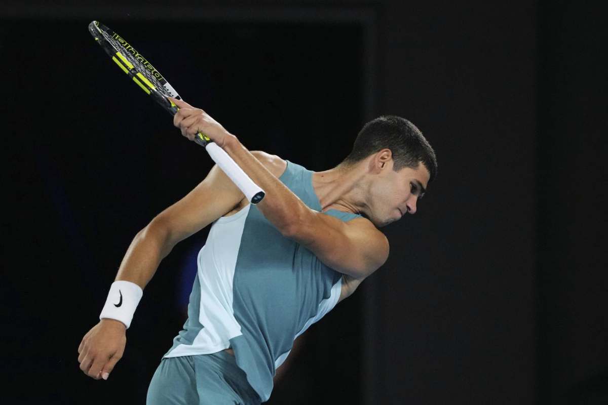 Carlos Alcaraz impreca durante la sfida con Djokovic