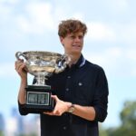 Jannik Sinner col trofeo vinto a Melbourne