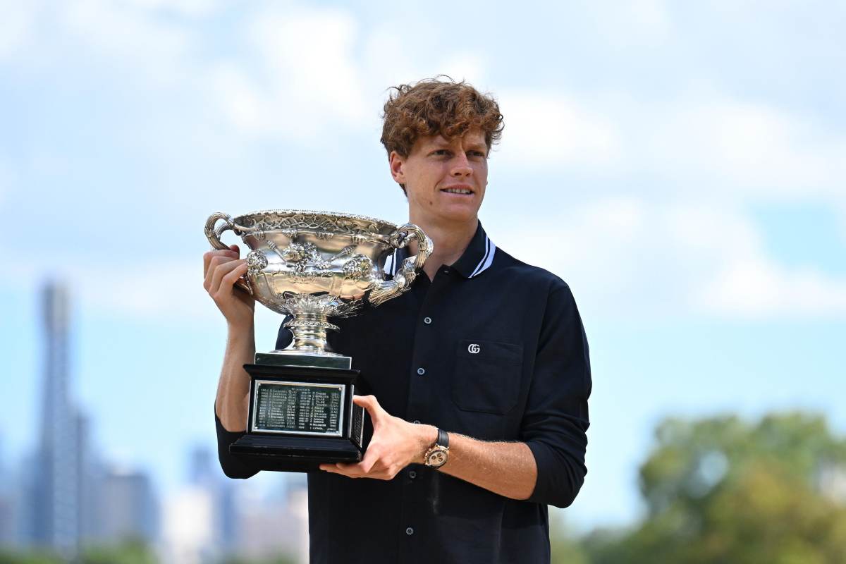 Jannik Sinner col trofeo vinto a Melbourne