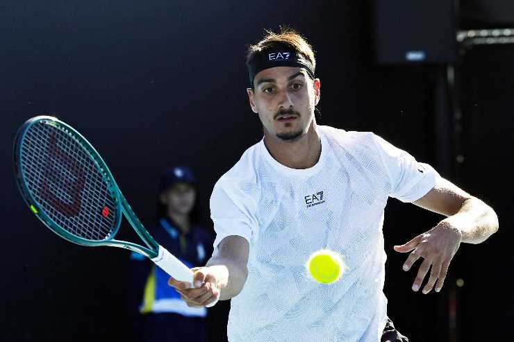 Lorenzo Sonego in azione all'Australian Open