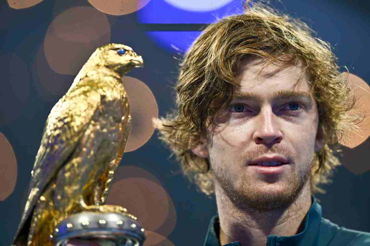 Andrej Rublev con il trofeo dopo il successo a Doha 