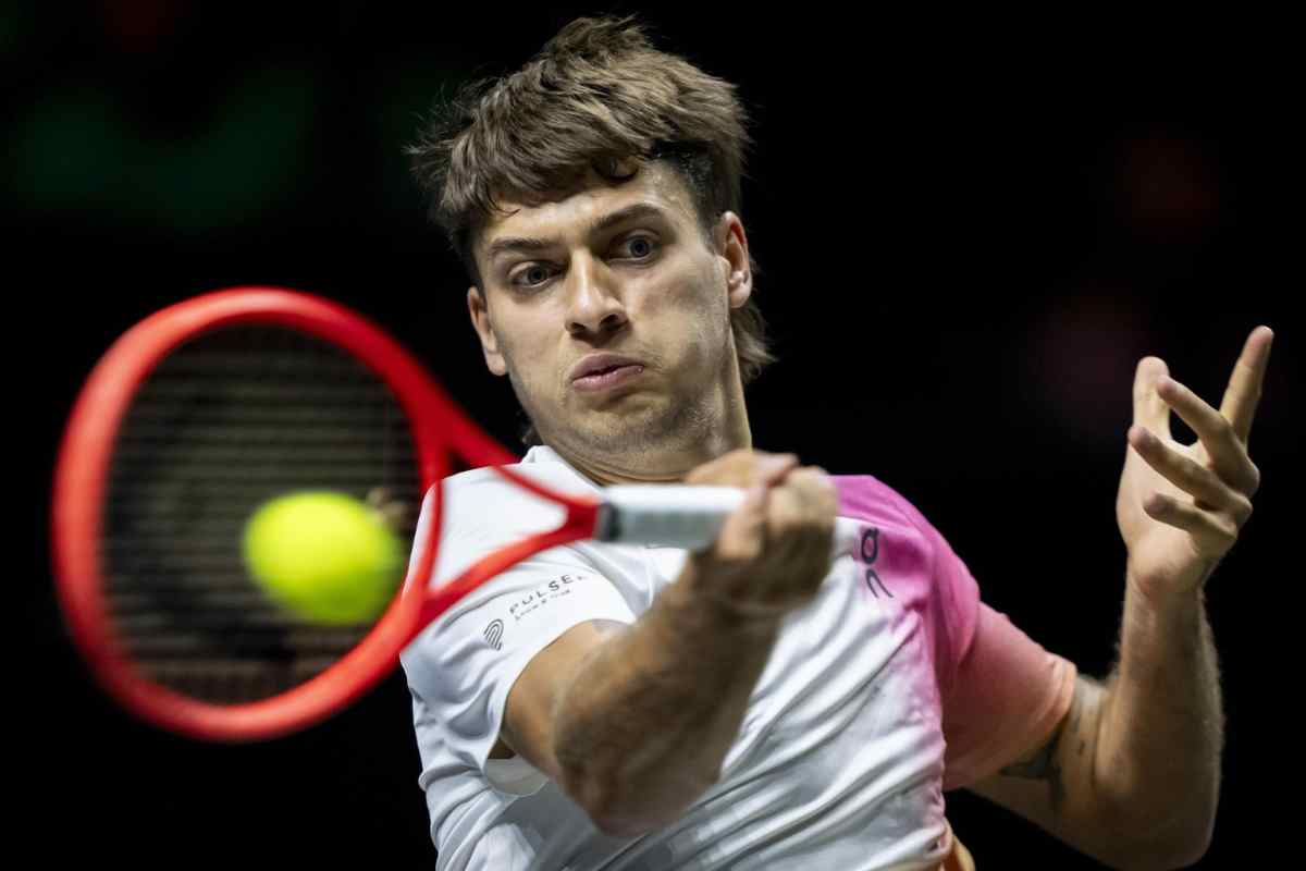 Flavio Cobolli durante un match 