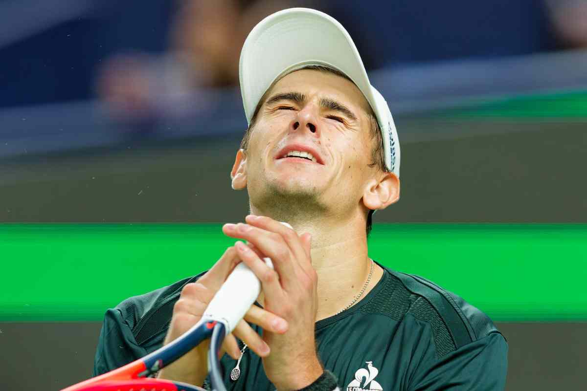 Matteo Arnaldi si dispera in campo