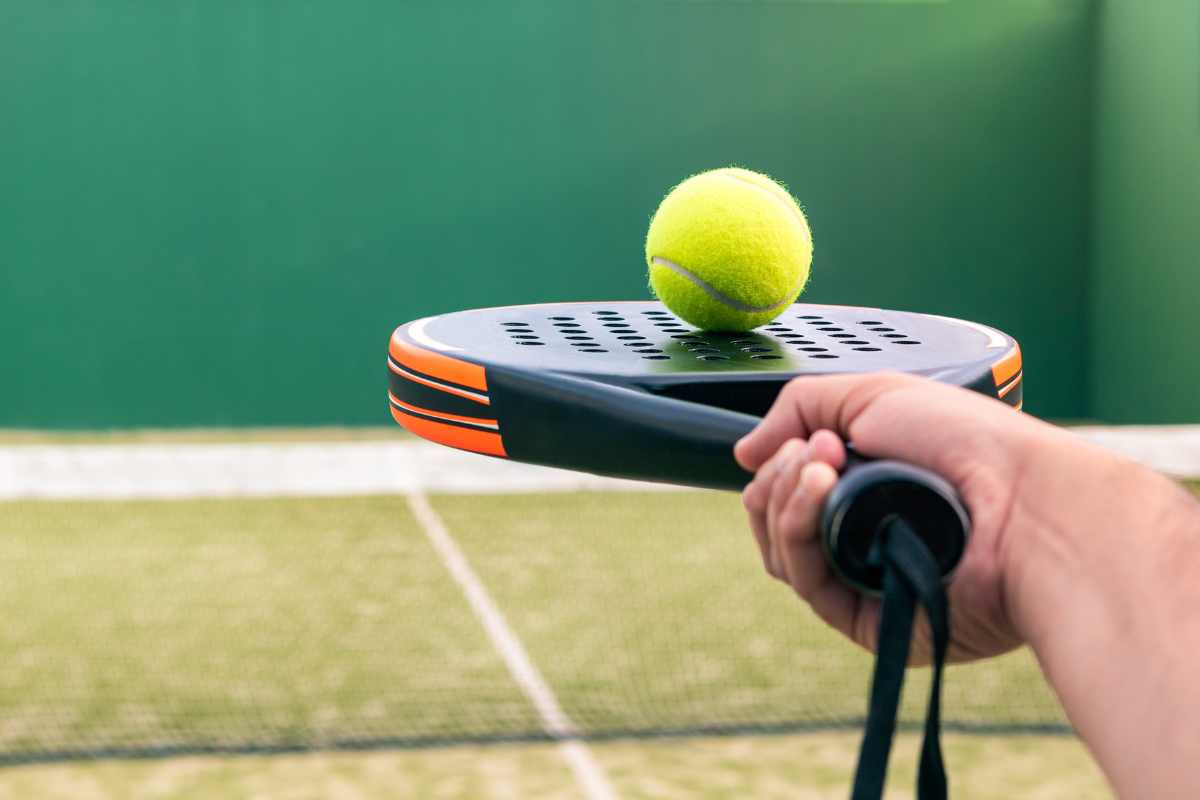 Un giocatore impugna una racchetta da padel 