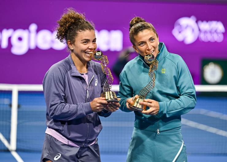 Paolini e Errani col trofeo di doppio vinto a Doha