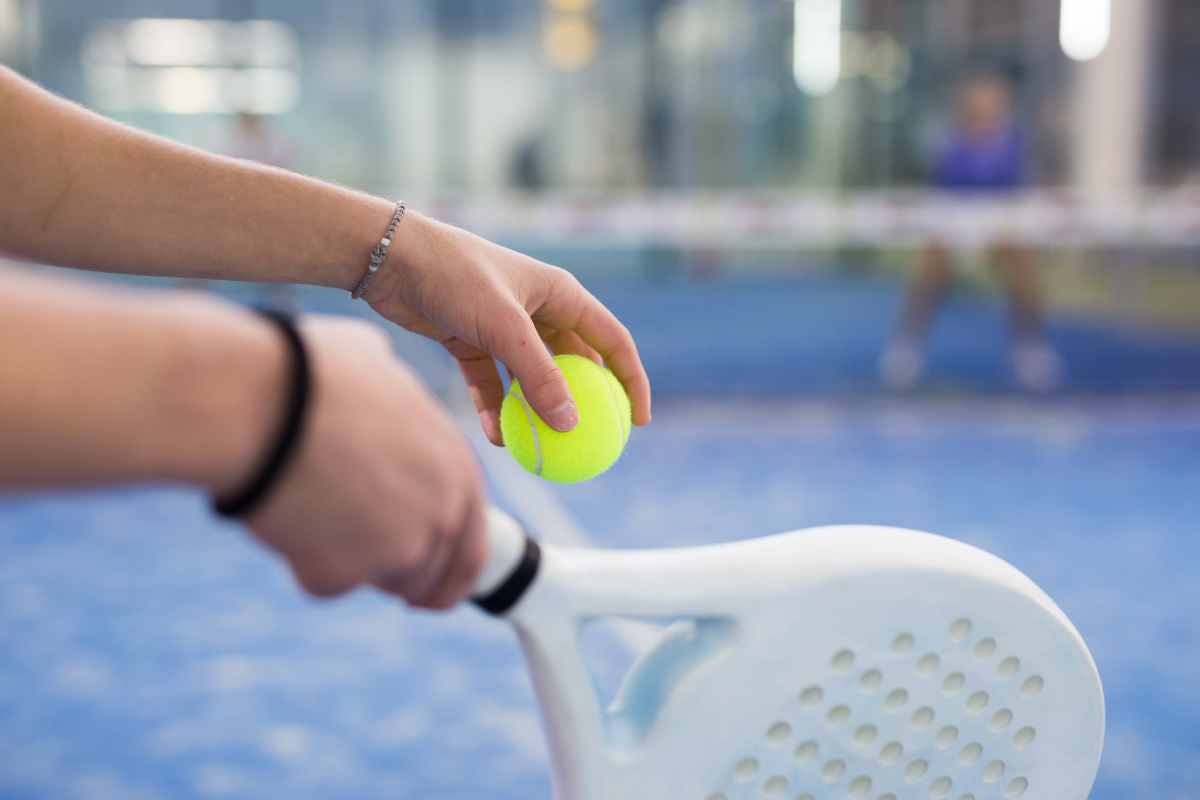 Servizio in una partita a padel