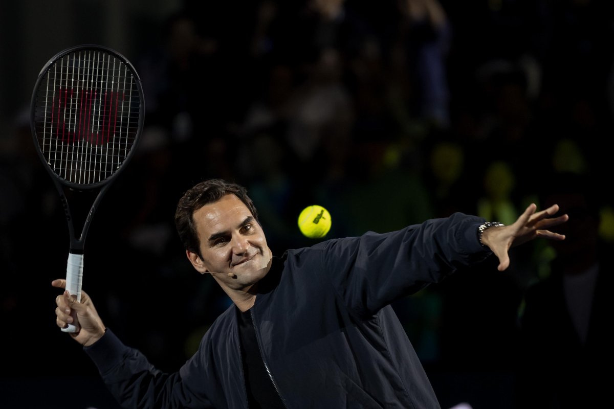 Roger Federer colpisce una pallina in campo.