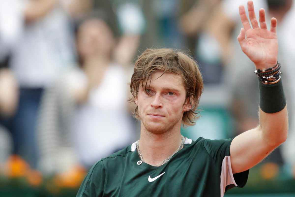 Andrej Rublev saluta dopo un match 