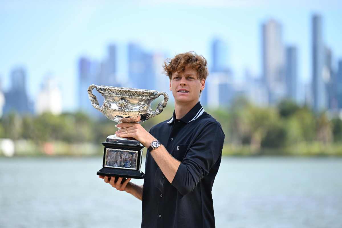 Jannik Sinner alza il trofeo di Melbourne